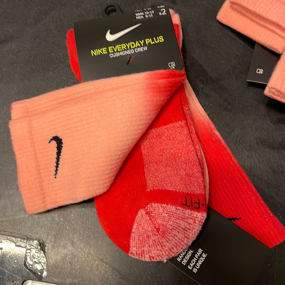 Nike Everyday Plus Cushioned
Multi-Color
Size L
Crew Socks (2 Pairs)
 DH6096-902 - Picture 2 of 15